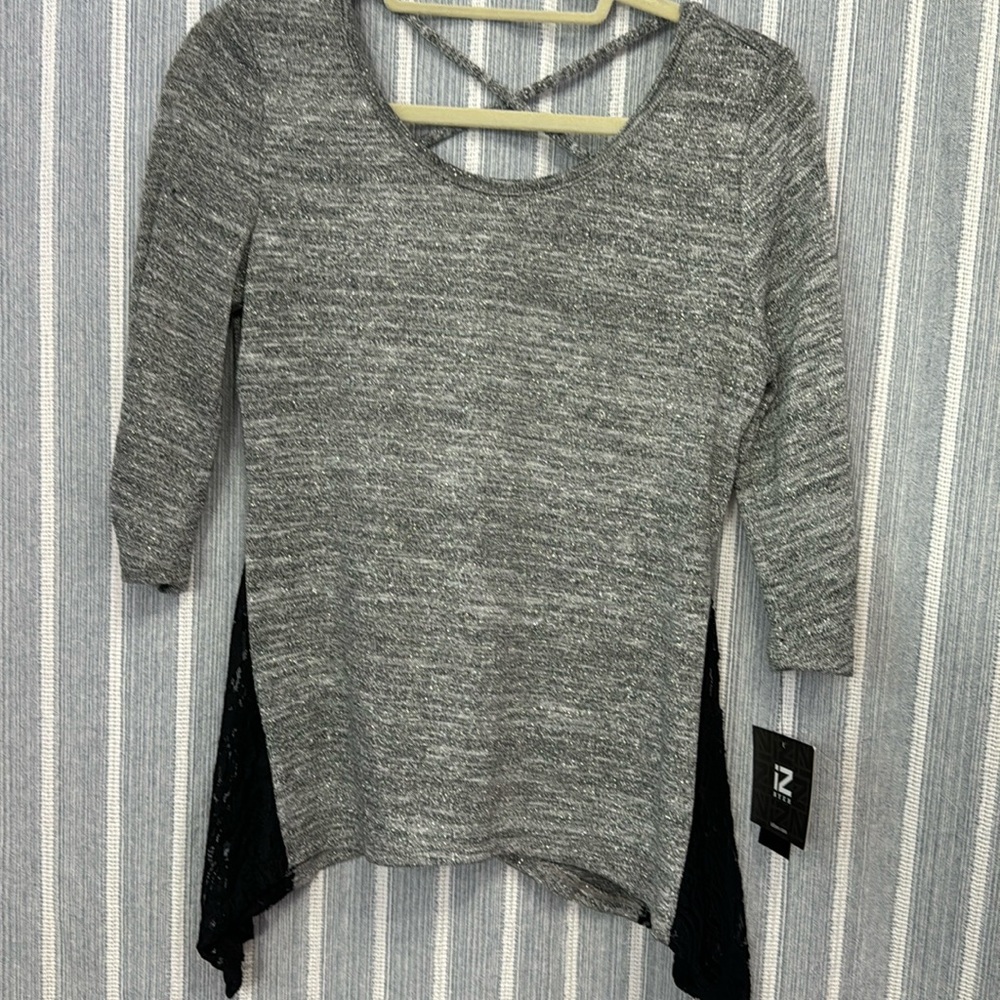 Ladies 3/4 sleeve blouse.